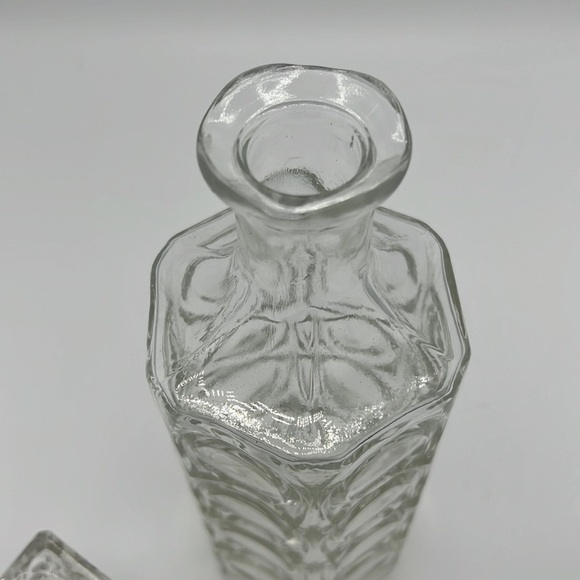 CIRCLE CLEAR CUT GLASS DECANTER VINTAGE with CORK SQUARE TOP - Picture 8 of 9